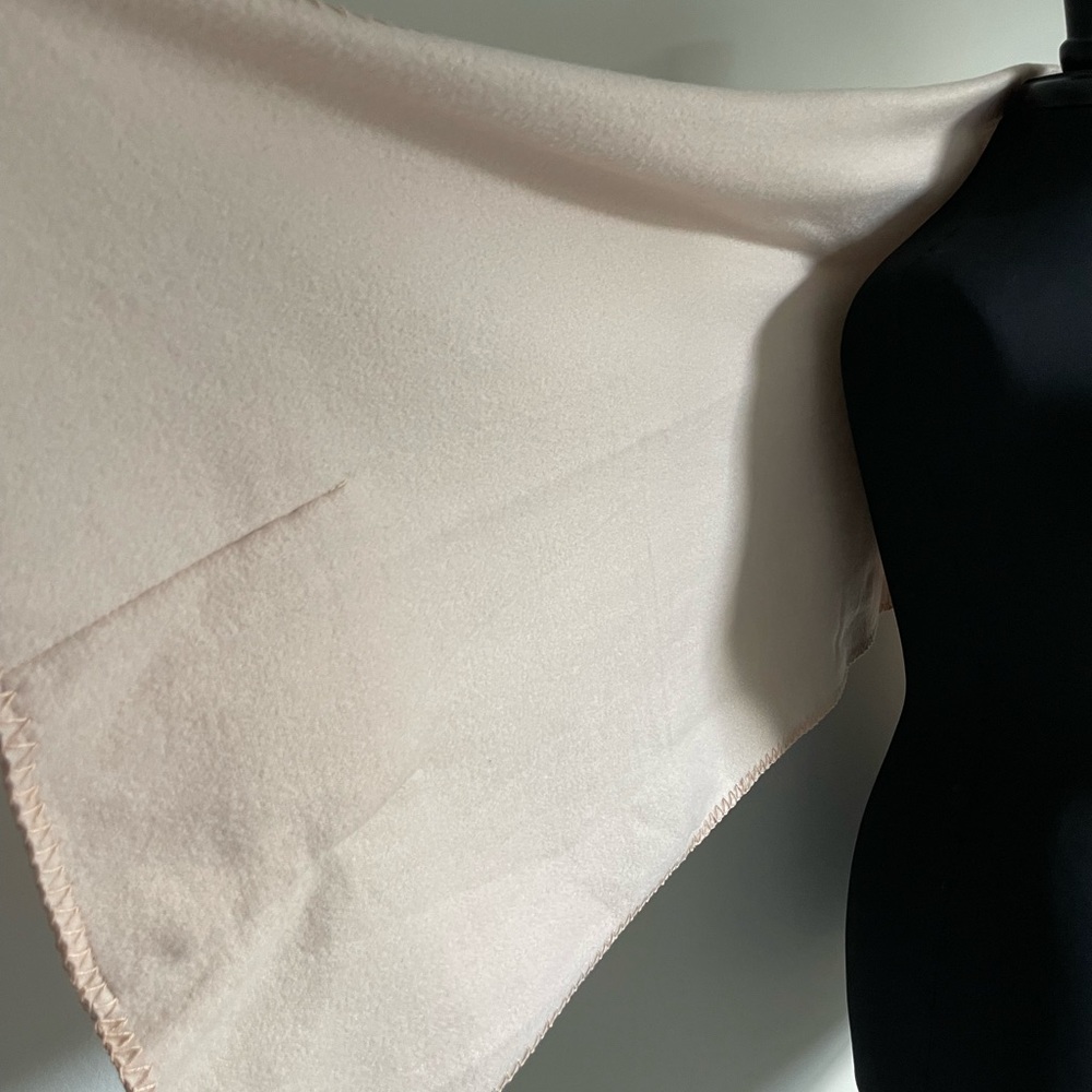 Over Shoulder Wrap With Pockets! - Picture 7 of 9